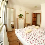 Na Rynku Chvalsiny 18 アパートホテル