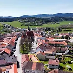 アパートホテル Na Rynku Chvalsiny 18 3*