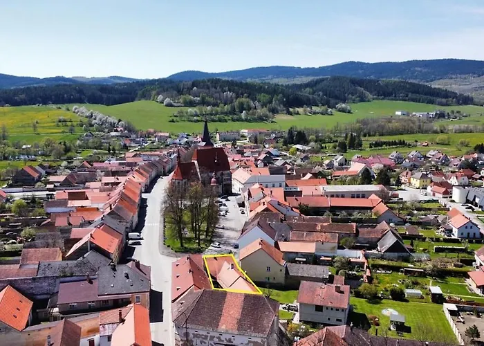 アパートホテル Na Rynku Chvalsiny 18 3*